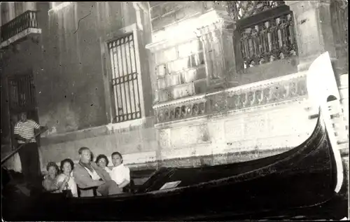 Foto Ak Italien, Urlauber, Touristen, Gondel, Ruderpartie