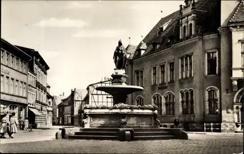 Ak Güstrow in Mecklenburg, Borwin Brunnen, Fachwerkhäuser, Platz