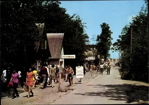 Ak Ostseebad Prerow Darß, Weg zum Strand, Geschäft HO Textilwaren, Besucher