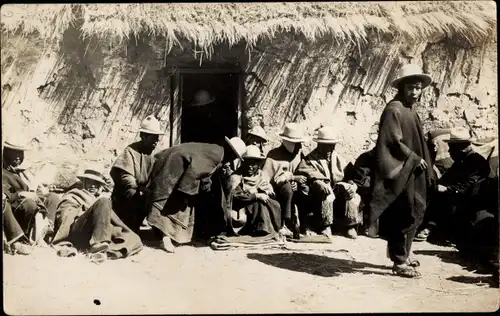 Foto Ak Bolivien, Personen vor einem Lehmhaus