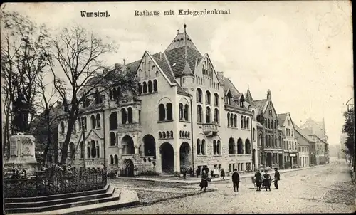 Ak Wunstorf in Niedersachsen, Rathaus m. Kriegerdenkmal, Straßenpartie, Passanten