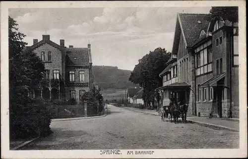 Ak Springe am Deister, Partie am Bahnhof, Kutsche, Straßenansicht