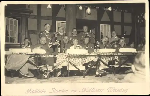 Foto Ak Koblenz in Rheinland Pfalz, gesellige Runde im Gasthaus Weindorf