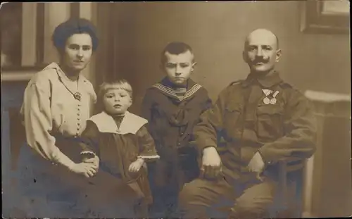 Foto Ak Liberec Reichenberg in Böhmen, Soldat in Uniform, Orden, Frau, Kinder