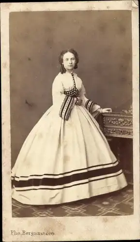 CdV Russischer Adel, Prinzessin, Standportrait, Kleid