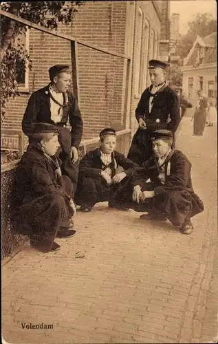 Ak Volendam Nordholland Niederlande, Jungen in niederländischen Trachten