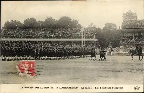 Ak Paris XVI, Bois de Boulogne, Hippodrome de Longchamp, Parade 14. Juli, Senegalesische Soldaten