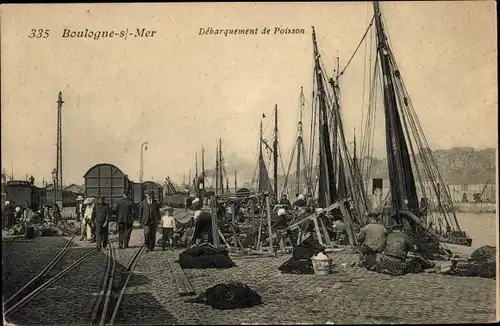 Ak Boulogne sur Mer Pas de Calais, Hafen, Fischerboote, Ausladen des Fangs