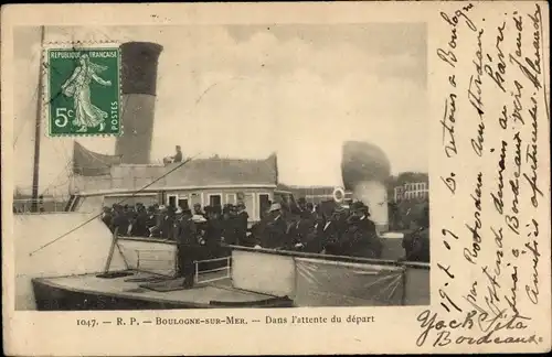 Ak Boulogne sur Mer Pas de Calais, Dampfer im Hafen, Passagiere erwarten die Abfahrt