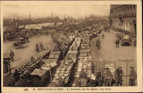 Ak Boulogne sur Mer Pas de Calais, Hafen, Fischmarkt, Versteigerung