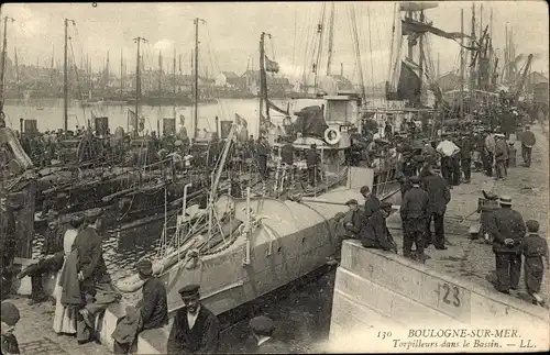 Ak Boulogne sur Mer Pas de Calais, Torpedoboote im Hafenbecken