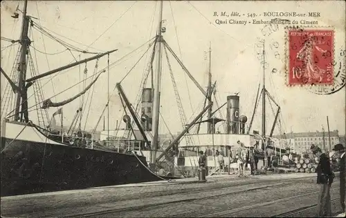 Ak Boulogne sur Mer Pas de Calais, Hafen, Quai Chanzy, Schiff wird mit Zement beladen