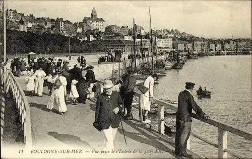 Ak Boulogne sur Mer Pas de Calais, Hafen, Passanten auf der Mole