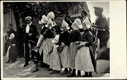 Ak Volendam Nordholland Niederlande, Menschen in niederländischer Volkstracht, Fahrrad