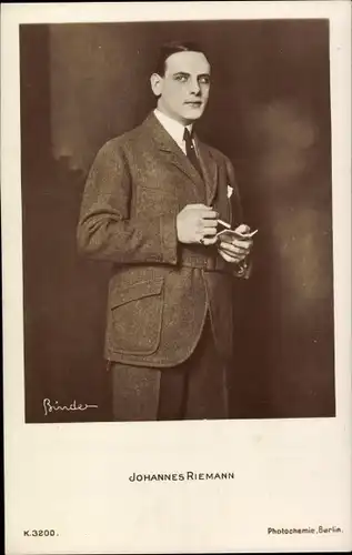 Ak Schauspieler Johannes Riemann, Standportrait, Zigarettenetui, Photochemie K 3200
