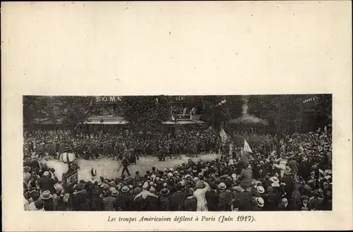 Ak Paris Frankreich, Les troupes Americaines defilent a Paris, Juin 1917