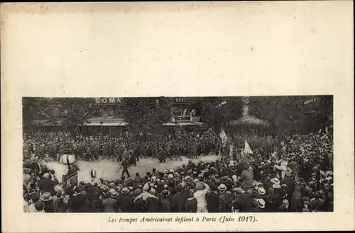 Ak Paris Frankreich, Les troupes Americaines defilent a Paris, Juin 1917