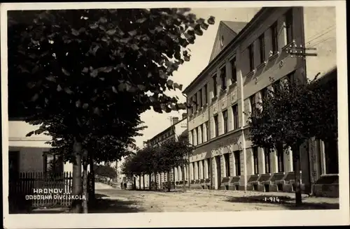 Ak Hronov Hronow Region Königgrätz, Straßenpartie an der Schule