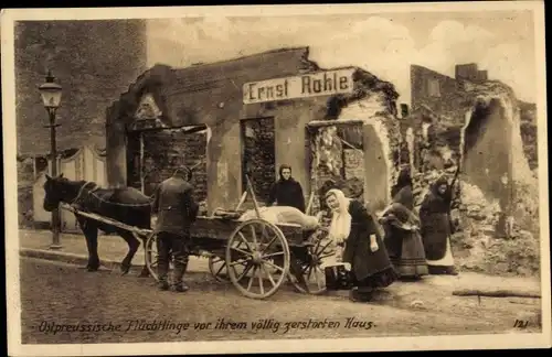 Ak Ostpreußische Flüchtlinge vor ihrem völlig zerstörten Haus, Fuhrwerk, Geschäft Ernst Rohle, I. WK