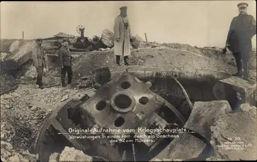 Ak Belgien, Kriegsschauplatz, Verwüstungen in einem Fort durch ein Geschoss