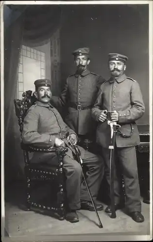 Foto Ak Deutsche Soldaten in Uniform, Otto Oesterle, Standportrait