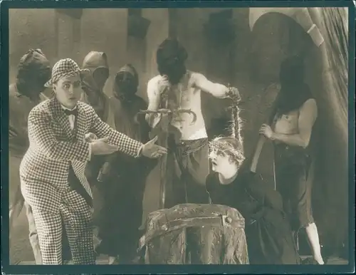 Foto Filmszene Sie und die Drei, Stummfilm, 1922, Schauspielerin Henny Porten, Curt Bois