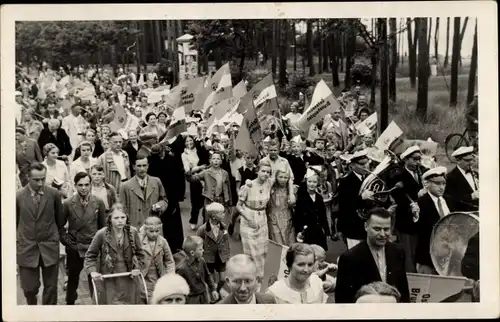 Foto Ak Ostseebad Kühlungsborn, Marschierende Menschen, Fahnen