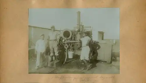 Foto 1906, Okahandja Namibia Deutsch Südwestafrika, Wartungsarbeiten an einer Maschine