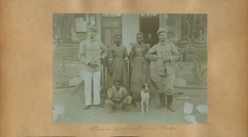 Foto 1906, Habis Namibia Deutsch Südwestafrika, Schutztruppler, Stationspersonal, Junge, Hund