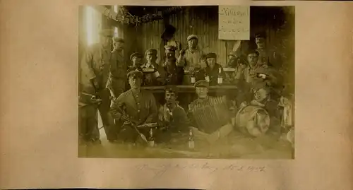 Foto 1906, Namibia Deutsch Südwestafrika, Schutztruppler, Geburtstagsfeier, 15.08.1906, Akkordeon