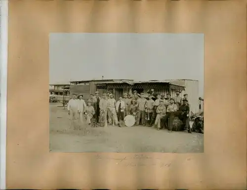 Foto 1906, Okahandja Namibia Deutsch Südwestafrika, Bahnpersonal, Schutztruppler, Musikinstrumente