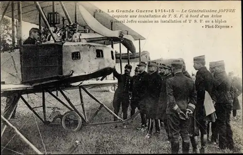 Ak Generalissime Joffre inspecte une installation de TSF a bord d'un Avion, I WK