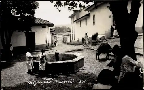 Foto Ak Mexiko, Partie an einem Brunnen