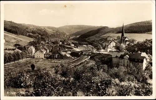 Ak Brügge Lüdenscheid im Märkischen Kreis, Panorama vom Ort, Bahnhof, Gleise