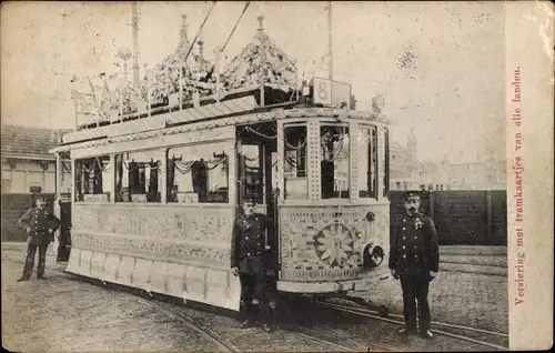 Ak Niederländ. Straßenbahn, geschmückter Straßenbahnwagen, Versiering m. tramkaartjes v. alle landen