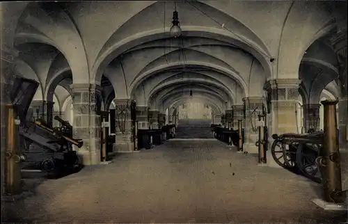 Ak Dresden, Königliche Arsenalsammlung, Geschützsammlung, Mittelgang