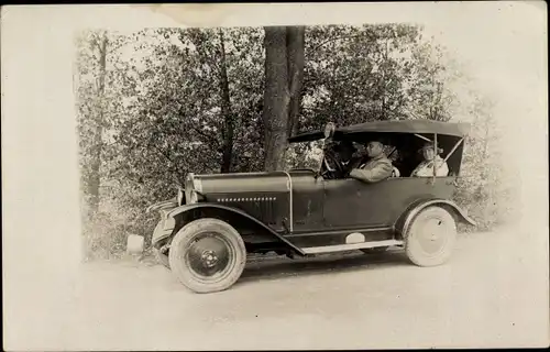 Foto Ak Automobil am Waldrand