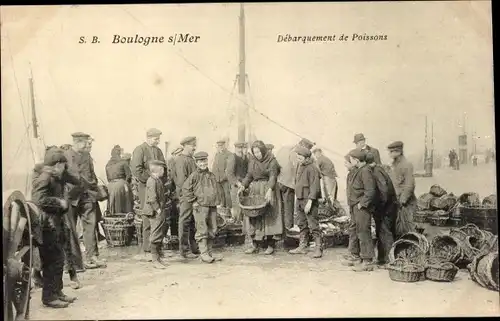 Ak Boulogne sur Mer Pas de Calais, Fischer entladen ihren Fang