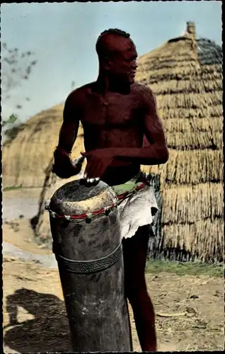 Ak Afrika, Tam-tam, Afrikanischer Mann, Musiker, Trommel