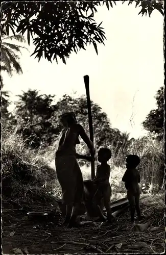 Ak Afrika, Afrikanische Frau mahlt Hirse, Kinder