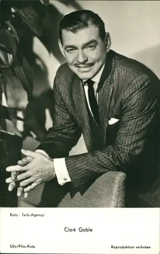 Ak Schauspieler Clark Gable,  Portrait, Stuhl