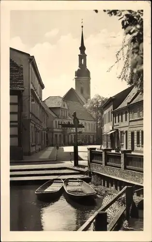 Ak Lübbenau im Spreewald, Ortspartie, Kirchturm, Brücke, Boote