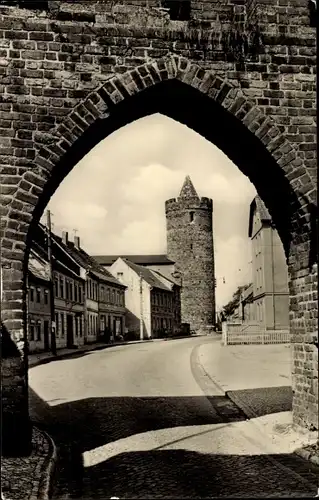 Ak Jüterbog in Brandenburg, Blick durch das Neumarkttor auf den alten Wehrturm