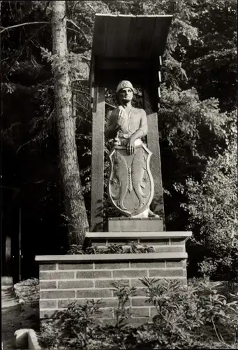 Ak Saalfeld an der Saale Thüringen, Feengrotten, Plastik an der HO Gaststätte
