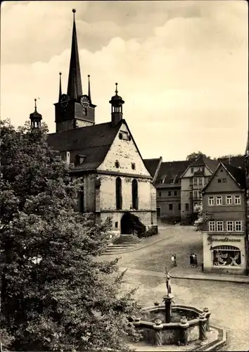 Ak Pößneck in Thüringen, Kirche, Brunnen