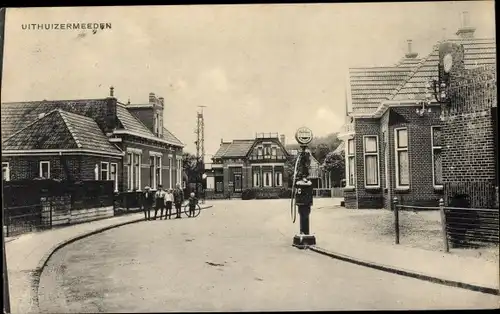 Ak Uithuizermeeden Groningen, Straßenpartie, Tankstelle