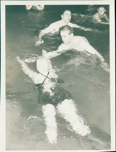 Foto Berlin Prenzlauer Berg, Versehrtenschwimmen im Stadtbad, Oderberger Straße