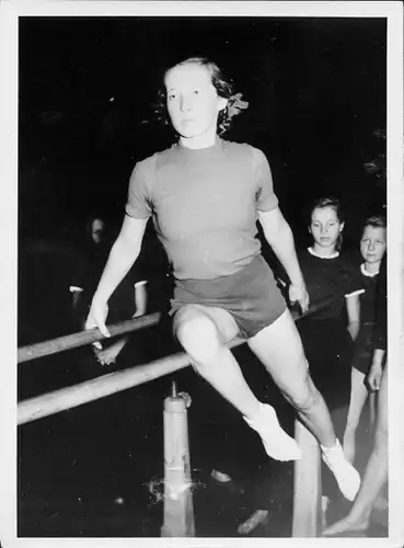 Foto Turnen und Gymnastik DDR Schülermeisterschaften 1953, Mädchen Klasse A
