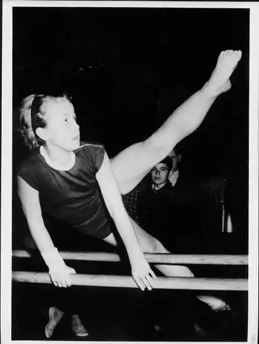 Foto Turnen und Gymnastik DDR Schülermeisterschaften 1953, Mädchen Klasse A