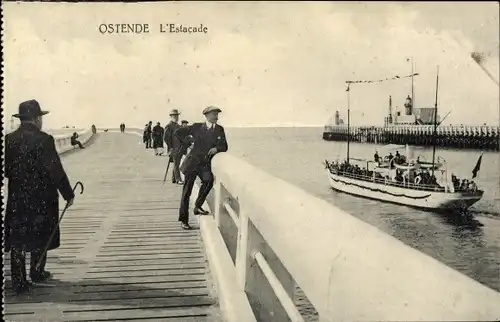 Ak Ostende Westflandern, L'Estacade, Steg, Boot fährt aus